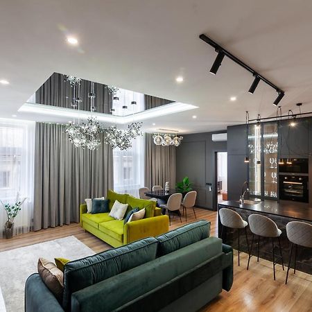Royal Vip Apartment On Gorodotska 31 リヴィウ エクステリア 写真